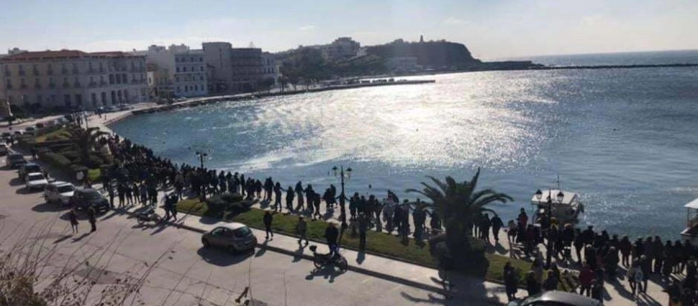  Ανθρώπινη αλυσίδα κατά των νέων δομών παράνομων μεταναστών το Σάββατο στο λιμάνι της Χίου